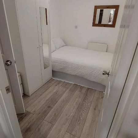 Double En-Suite Room Available In 3 Bed Apt London Eksteriør bilde