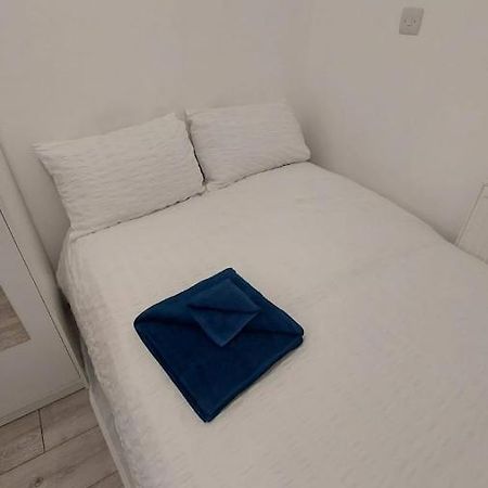 Double En-Suite Room Available In 3 Bed Apt London Eksteriør bilde
