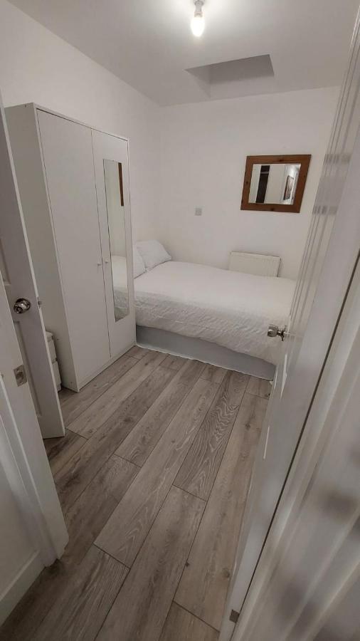 Double En-Suite Room Available In 3 Bed Apt London Eksteriør bilde