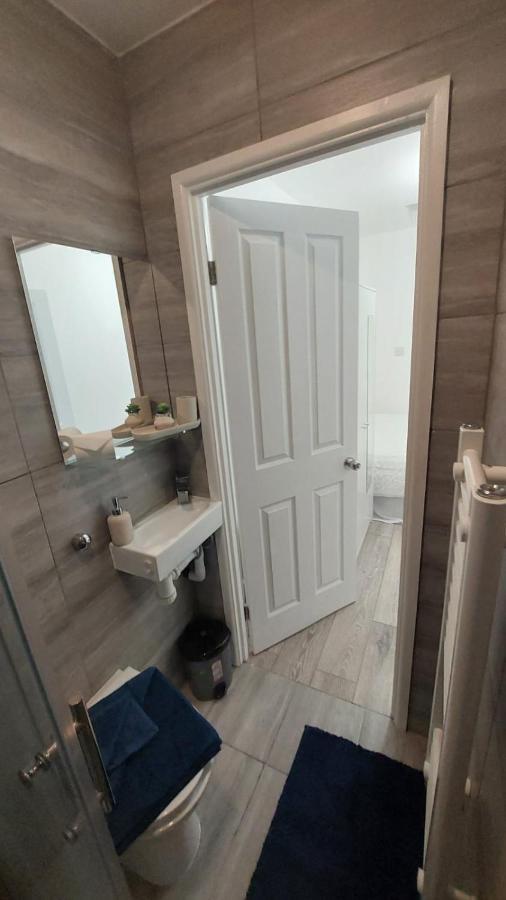 Double En-Suite Room Available In 3 Bed Apt London Eksteriør bilde