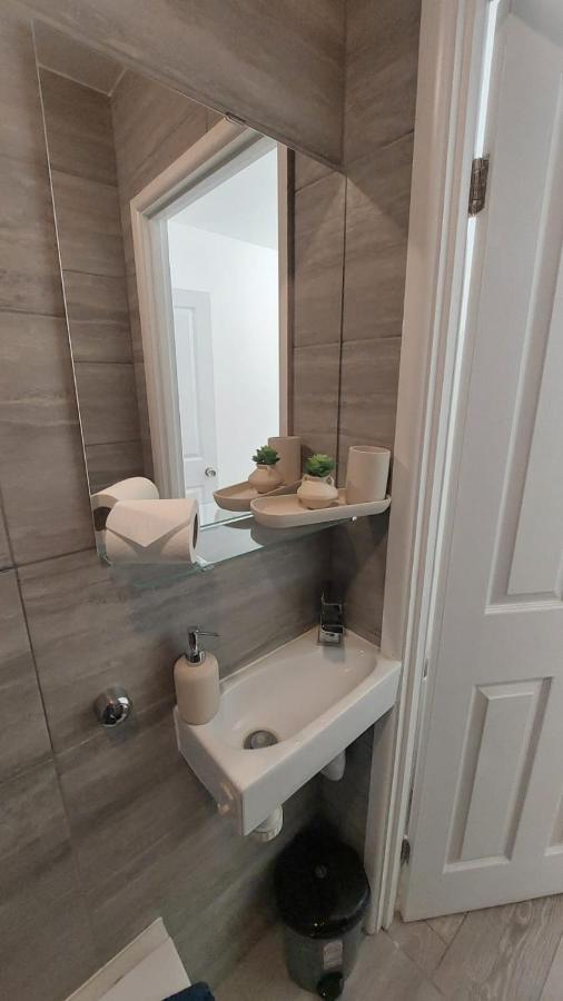 Double En-Suite Room Available In 3 Bed Apt London Eksteriør bilde