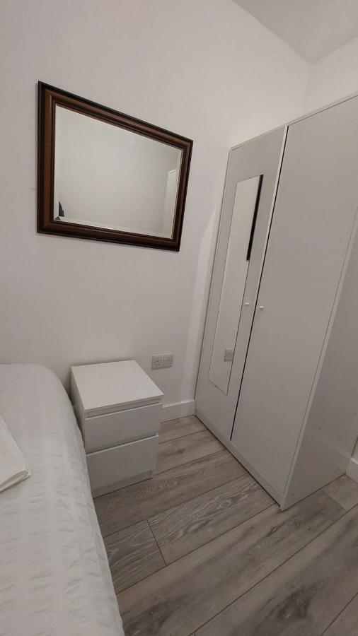 Double En-Suite Room Available In 3 Bed Apt London Eksteriør bilde